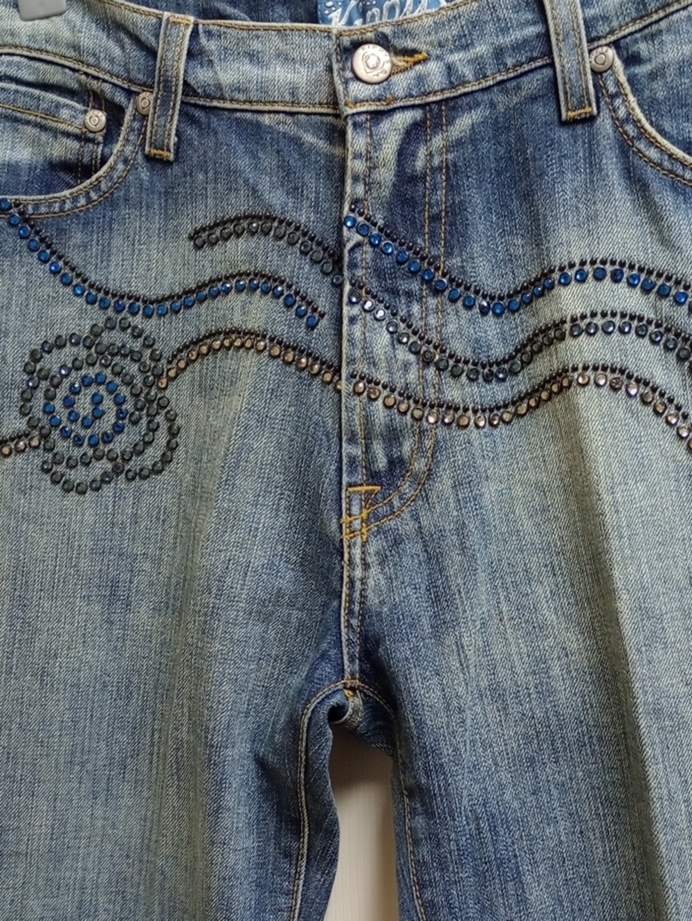 🩵✨KIPPYS SWAROVSKI CRYSTALS ROSE EMBELLISHED WIDE LEG BOOT CUT WOMEN'S JEANS✨ - Picture 4 of 16